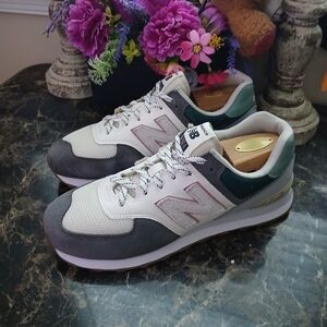 New Balance Classic 574 Athletic/Lifestyle Shoes Size 9.5 Men/11 Women
